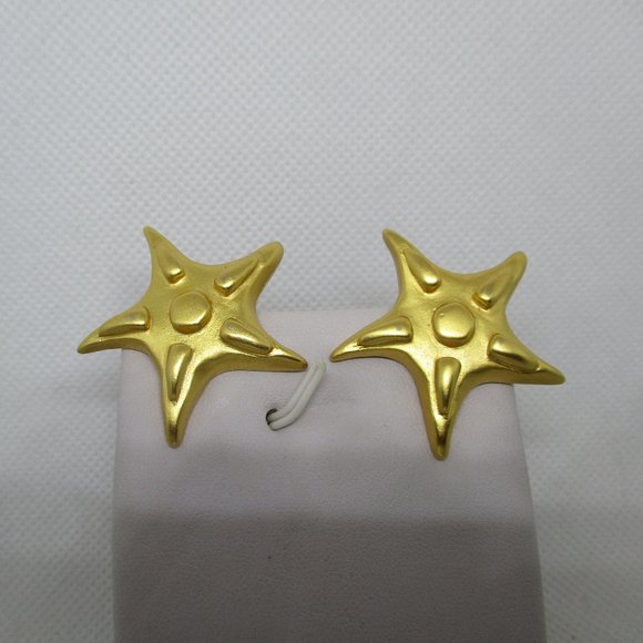 Starfish Matt Finish Gold Tone Clip On Earrings - Picture 1 of 8